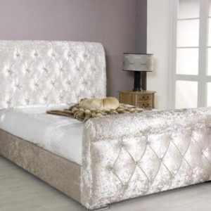 Sleigh bed with a curved design, combining comfort and timeless elegance.